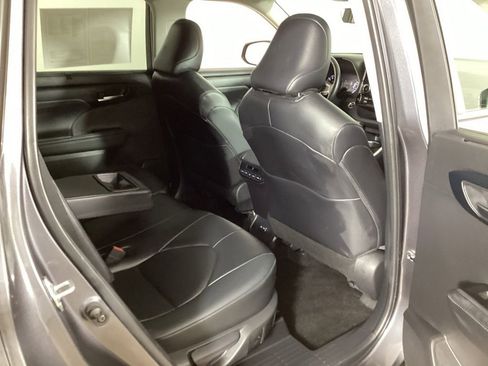 Used 2024 Toyota Highlander XLE AWD/4WD image 40