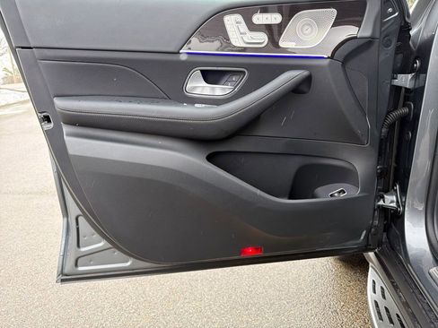 Used 2025 Mercedes-Benz GLS 450 4MATIC image 11