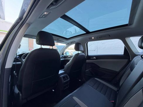 Used 2022 Volkswagen Taos SEL w/ Panoramic Sunroof Package AWD/4WD image 17