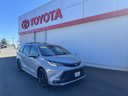 Used 2025 Toyota Sienna XLE Woodland Edition image 1