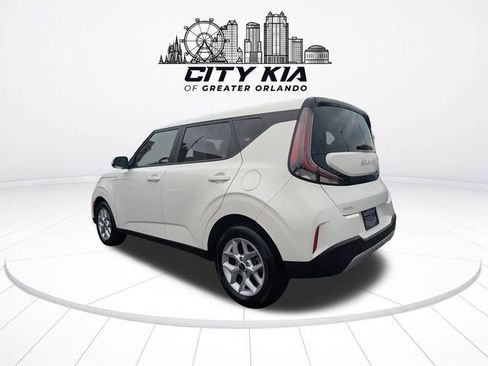 Certified 2025 Kia Soul LX w/ LX Technology Package FWD image 3