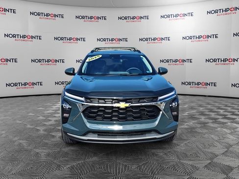 Used 2025 Chevrolet Trax LT FWD image 8