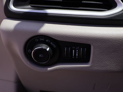 Used 2023 Chrysler Pacifica Touring-L FWD image 41