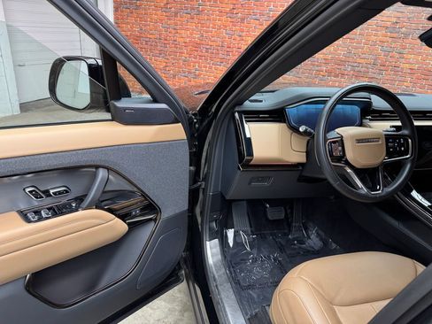 Used 2024 Land Rover Range Rover Sport SE AWD/4WD image 9