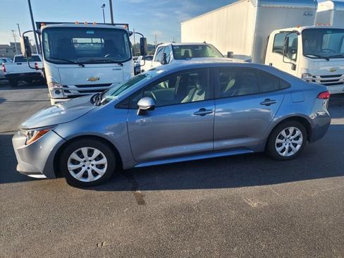 Used 2020 Toyota Corolla LE FWD image 2
