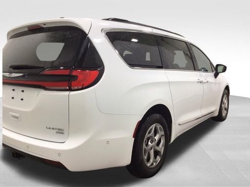 Used 2023 Chrysler Pacifica Limited w/ Trailer Tow Group AWD/4WD image 4