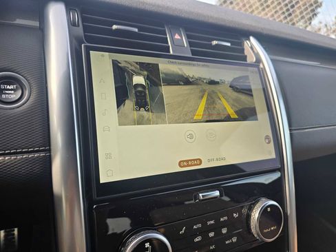 Used 2023 Land Rover Discovery Metropolitan Edition image 29