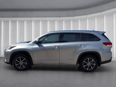 Used 2018 Toyota Highlander XLE AWD/4WD image 2
