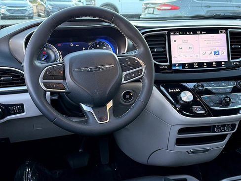 Used 2024 Chrysler Pacifica Touring-L image 26