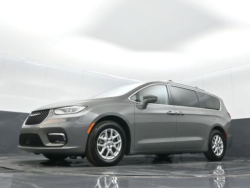 Used 2021 Chrysler Pacifica Touring-L image 11