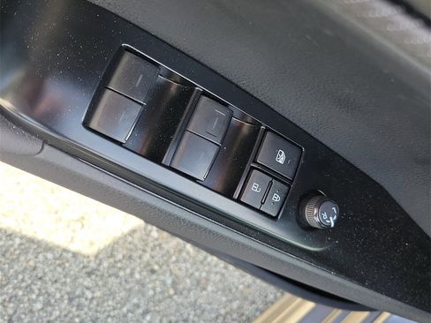 Used 2025 Toyota Camry SE image 15