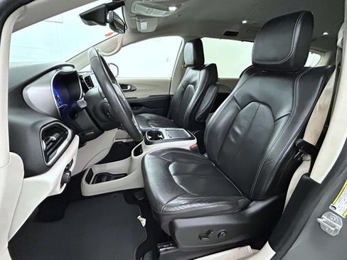 Certified 2022 Chrysler Pacifica Touring-L FWD image 10