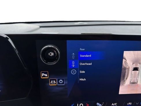 Used 2025 Chevrolet Traverse LT w/ Driver Confidence Package FWD image 17