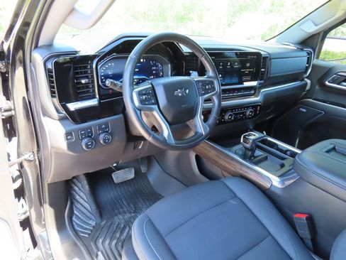 Used 2022 Chevrolet Silverado 1500 RST AWD/4WD image 4
