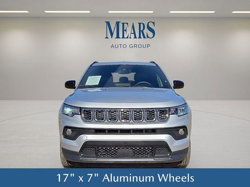 Used 2024 Jeep Compass Latitude image 9