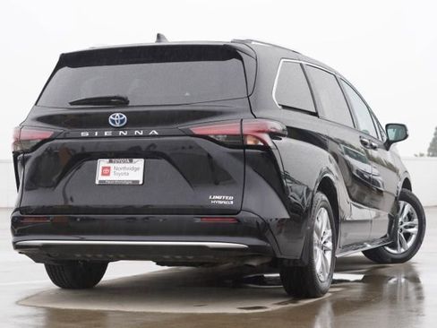 Used 2023 Toyota Sienna Limited image 6