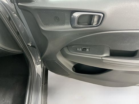 Used 2025 Hyundai Venue Limited image 31