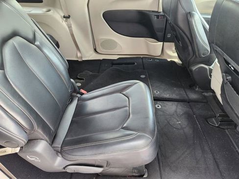 Used 2023 Chrysler Pacifica Touring-L image 32