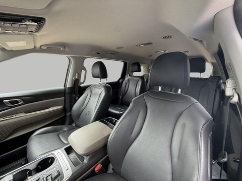 Used 2025 Kia Carnival FWD image 46