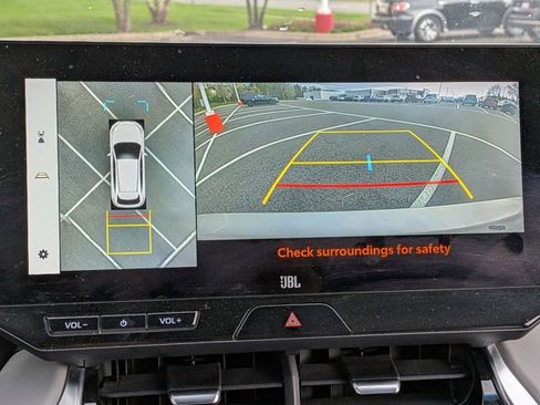 Used 2024 Toyota Venza Limited image 11