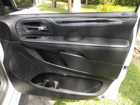 Used 2018 Dodge Grand Caravan SE FWD image 17