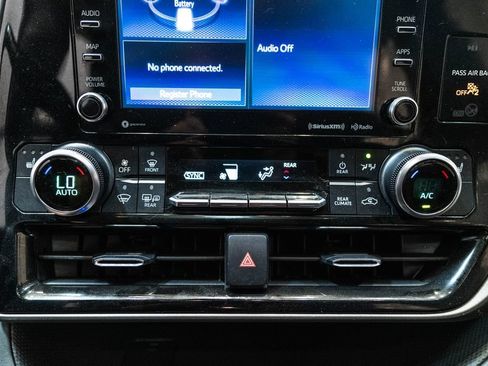Used 2022 Toyota Highlander XLE AWD/4WD image 26