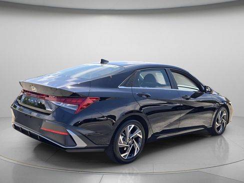Certified 2024 Hyundai Elantra Limited FWD image 8