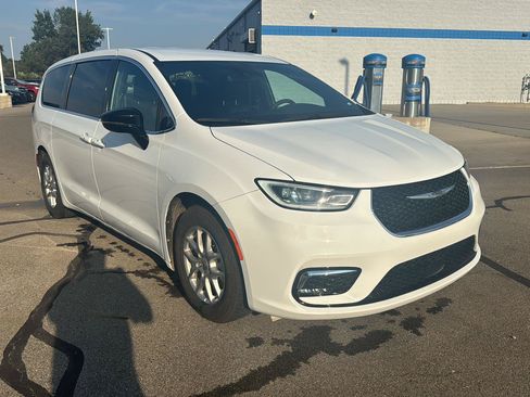 Used 2025 Chrysler Pacifica Select FWD image 7