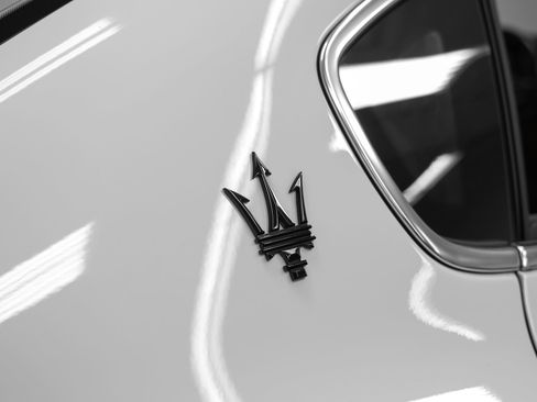 Used 2023 Maserati Quattroporte Modena RWD image 13