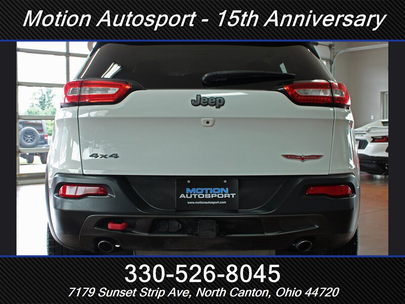 Used 2017 Jeep Cherokee Trailhawk w/ Cold Weather Group AWD/4WD image 6