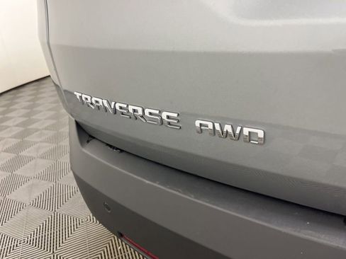 Used 2023 Chevrolet Traverse LT image 3