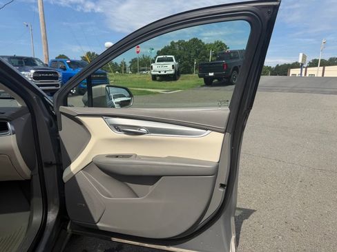 Used 2018 Cadillac XT5 Luxury w/ Driver Awareness Package FWD image 30