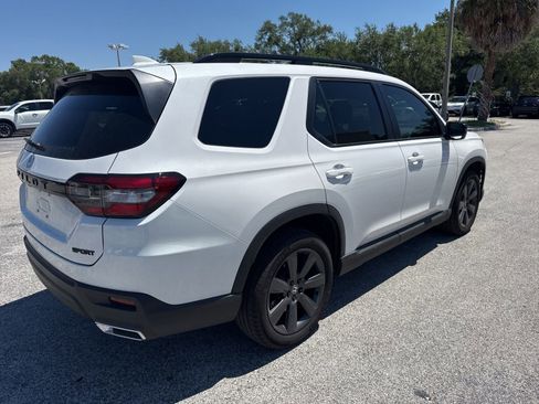 Used 2025 Honda Pilot Sport image 3