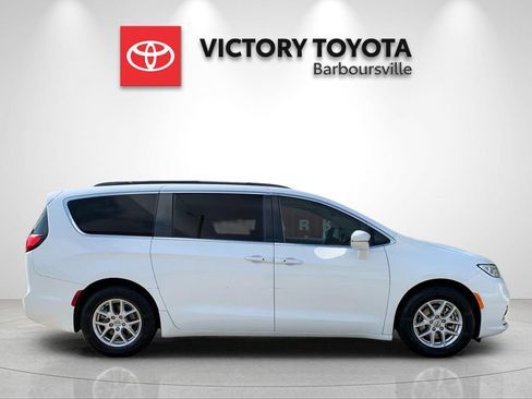 Used 2022 Chrysler Pacifica Touring-L FWD image 6