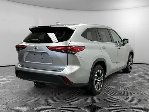 Used 2023 Toyota Highlander XLE AWD/4WD image 5