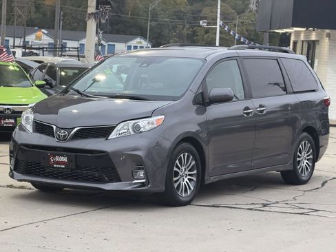 Used 2018 Toyota Sienna XLE image 3