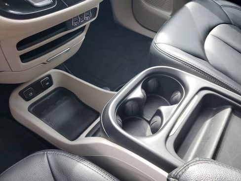 Used 2021 Chrysler Pacifica Touring FWD image 19