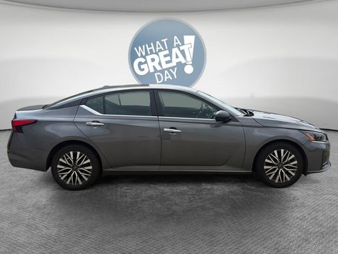 Used 2024 Nissan Altima 2.5 SV FWD image 2
