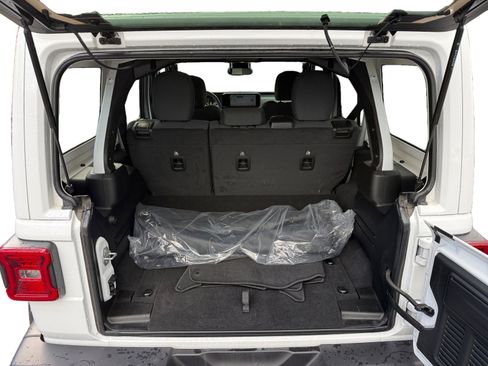 Used 2025 Jeep Wrangler Sahara 4xe image 17