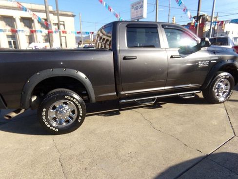 Used 2018 RAM 2500 Tradesman w/ Chrome Appearance Group image 5