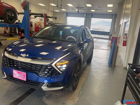 Used 2025 Kia Sportage EX w/ Premium Package image 4