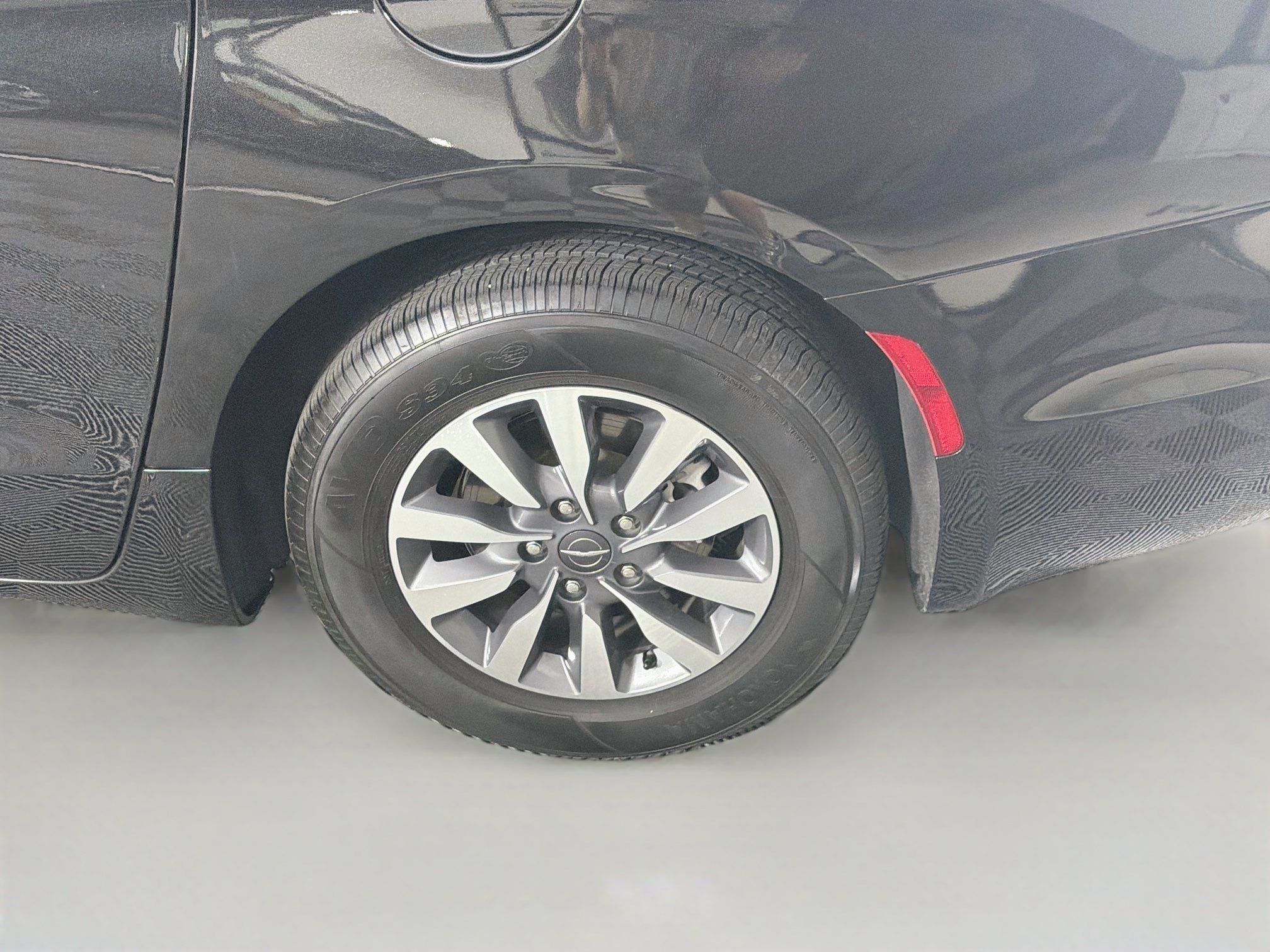 Used 2023 Chrysler Pacifica Touring-L FWD image 11