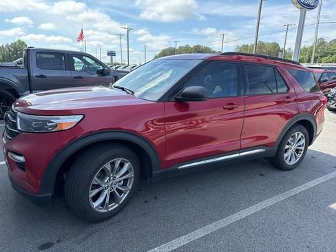 Used 2023 Ford Explorer XLT w/ Equipment Group 202A RWD image 3