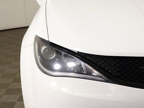 Used 2018 Chrysler Pacifica Touring Plus w/ S Appearance Package image 13