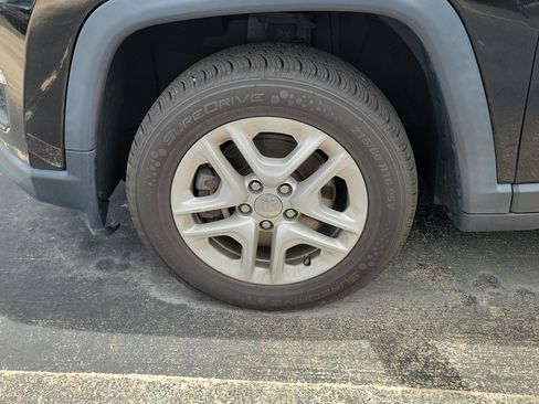 Used 2018 Jeep Compass Sport w/ Tech Group FWD image 4