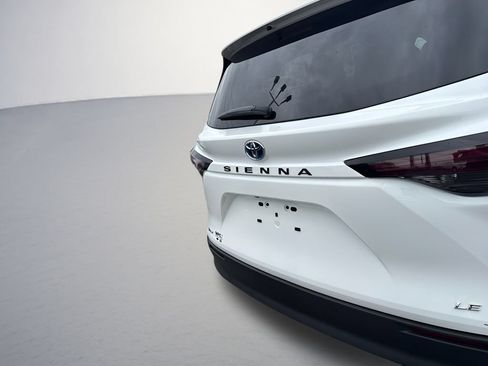 Used 2025 Toyota Sienna LE FWD image 33