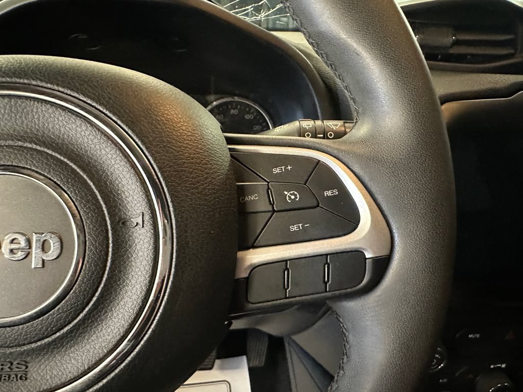 Used 2018 Jeep Renegade Latitude AWD/4WD image 12