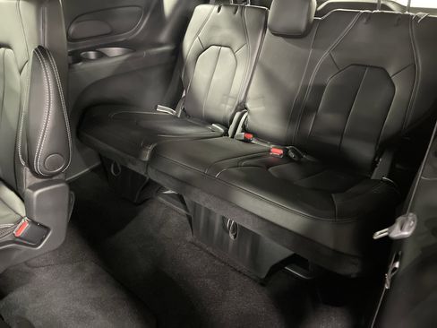 Used 2025 Chrysler Pacifica Select image 12