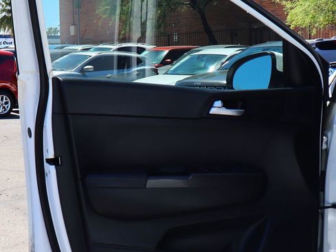Used 2020 Kia Sportage LX image 32