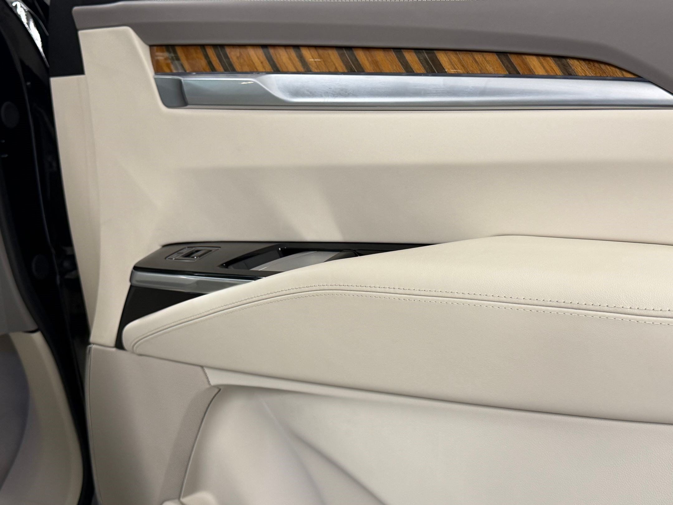Certified 2025 Cadillac Escalade Sport Platinum w/ LPO, ONYX Package AWD/4WD image 60